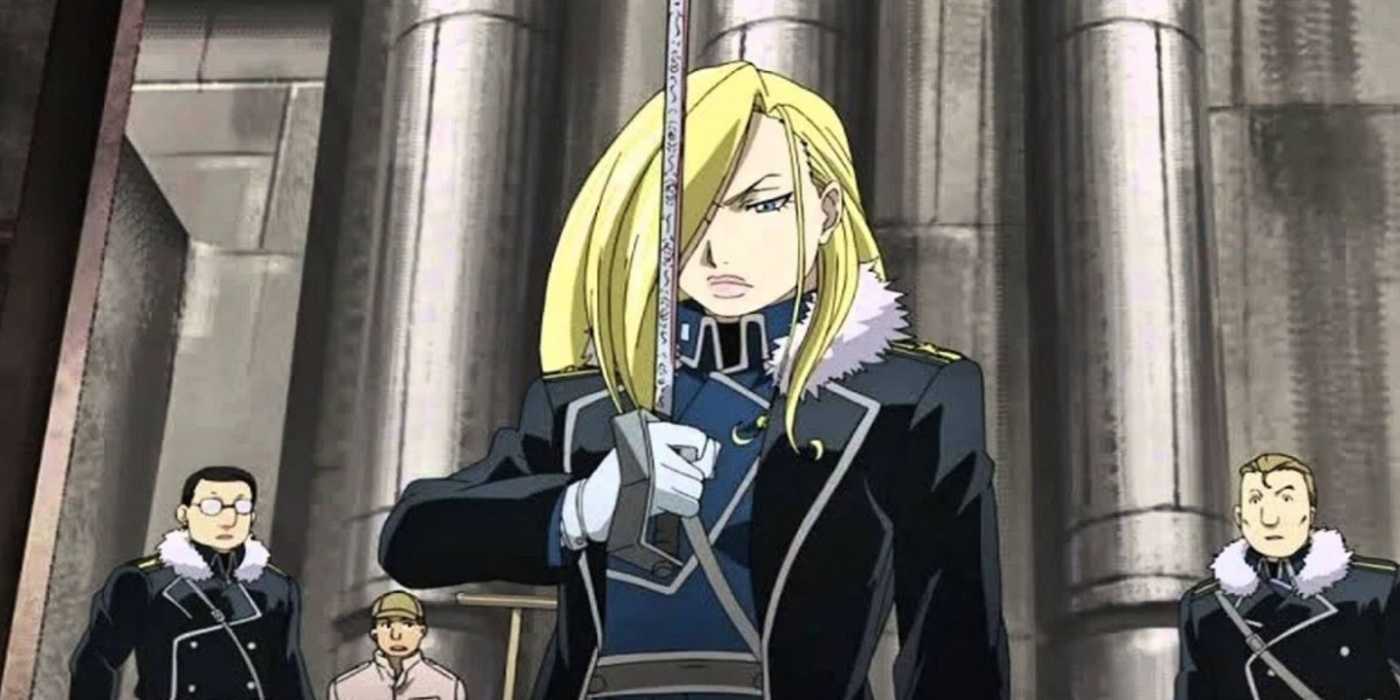 Olivier Mira Armstrong tenant son épée dans l'anime Fullmetal Alchemist : Brotherhood.