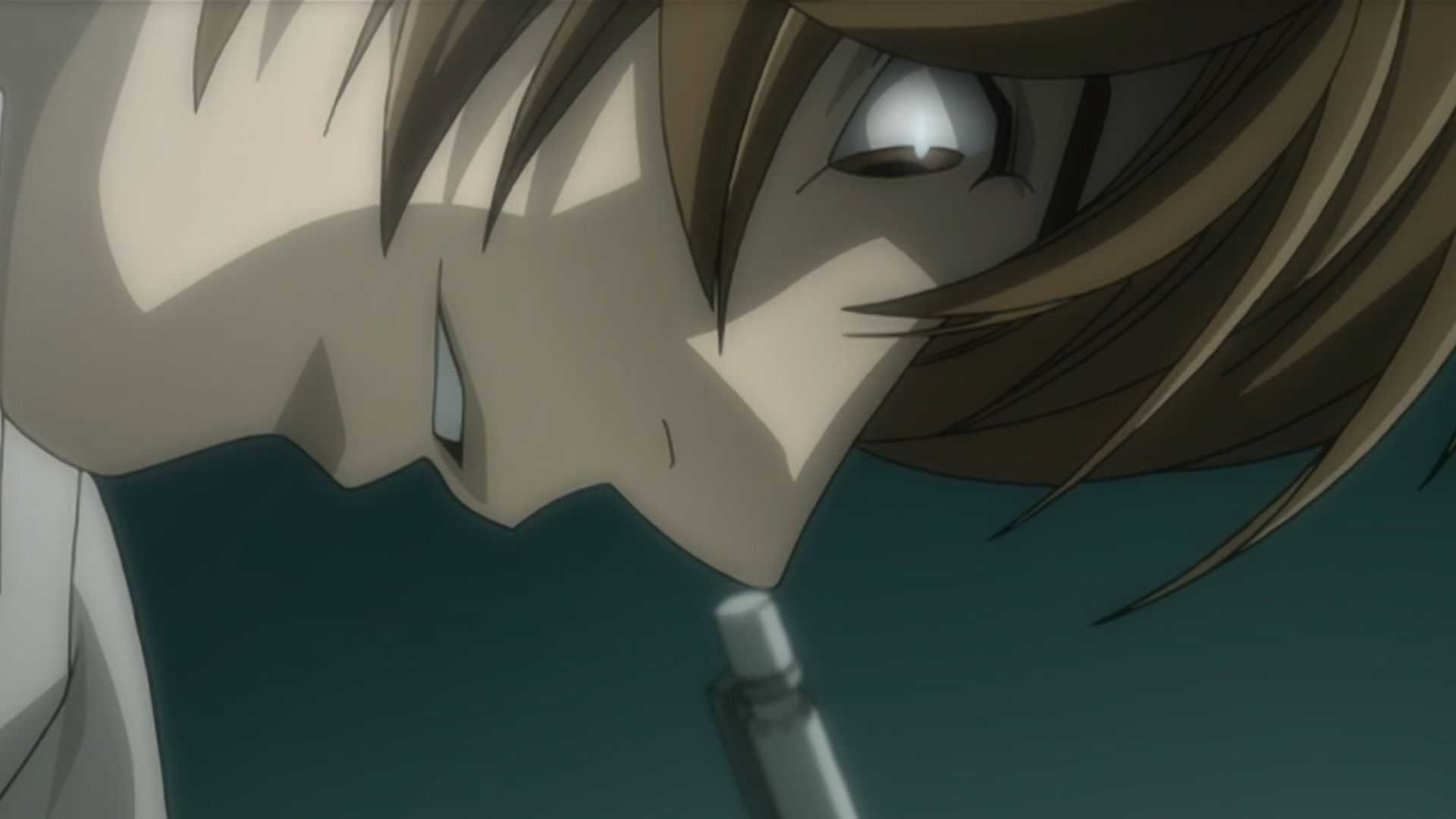 Light Yagami regarde le Death Note avec de grands yeux pendant qu'il écrit des noms.