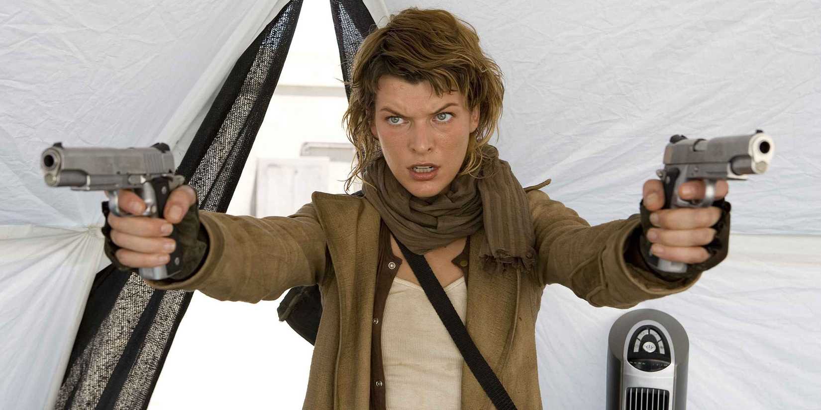 Milla Jovovich holds a pistol in each hand in Resident Evil: Extinction