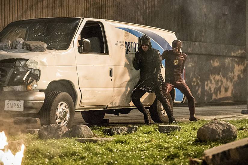 CW's Heroes Unite in The Flash's 'Invasion' Photos