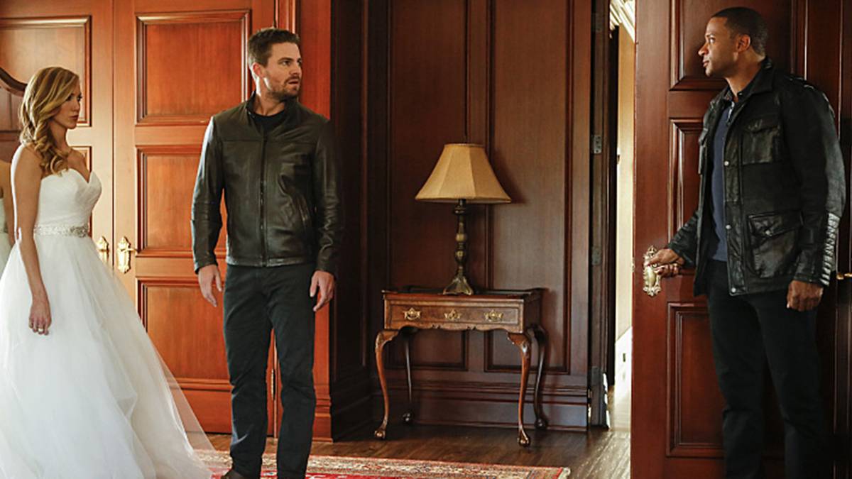 Oliver Gets A Surprise Wedding In Arrow's 100th Episode Photos, image size:1200x675