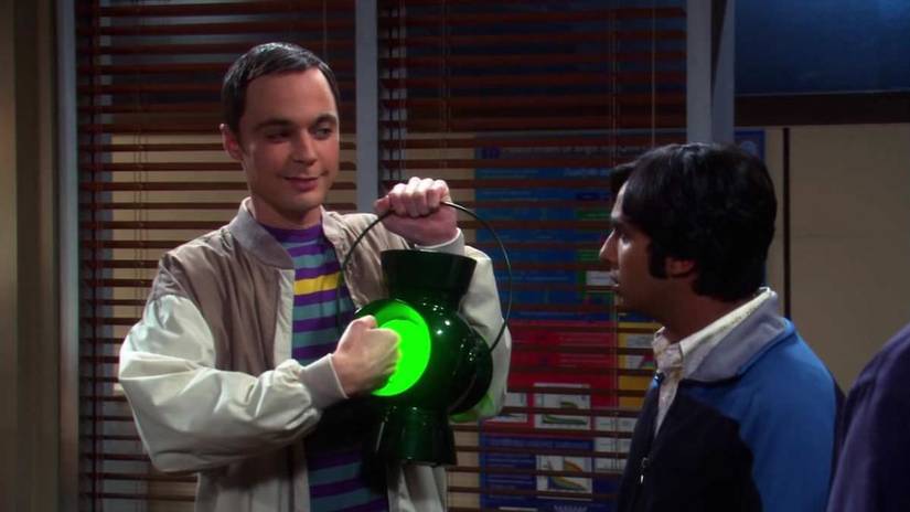 https://static0.cbrimages.com/wordpress/wp-content/uploads/2018/03/The-Big-Bang-Theory-Sheldon-Cooper-with-Green-Lantern-power-battery.jpg?q=50&fit=crop&w=825&dpr=1.5