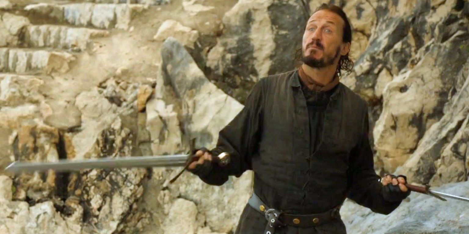 Bronn segurando duas espadas em Game Of Thrones