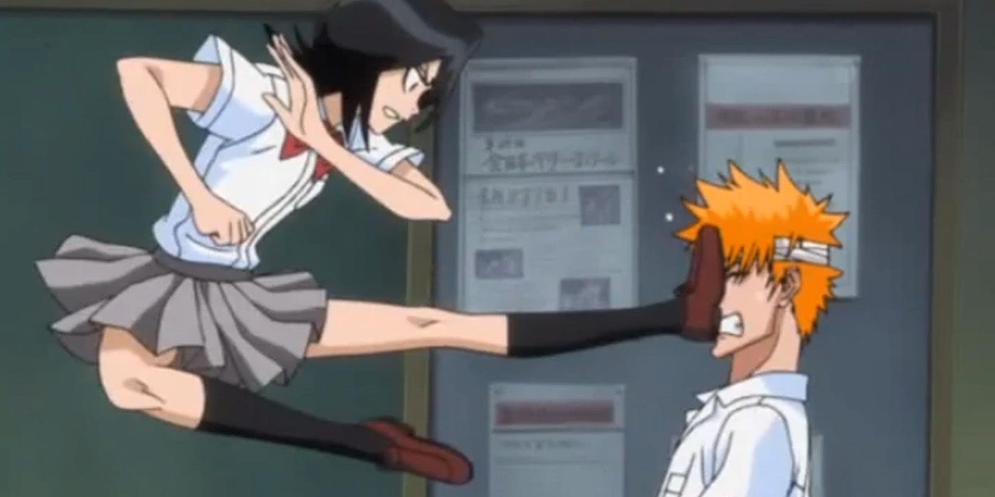 Rukia chuta Ichigo na cara na escola.