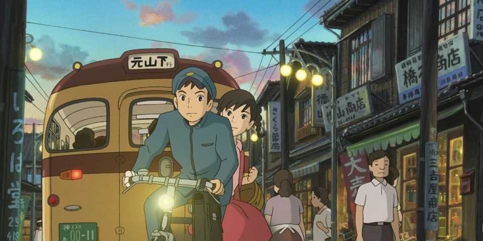 Umi mengendarai sepedanya di kota dengan Shun duduk di belakangnya - Dari Up on Poppy Hill.