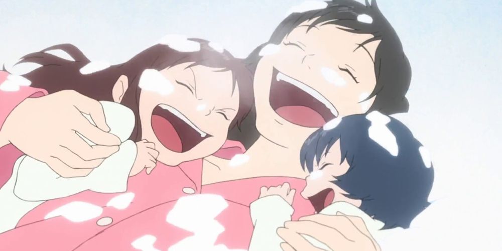 La madre juega con sus hijos en la nieve en Wolf Children.