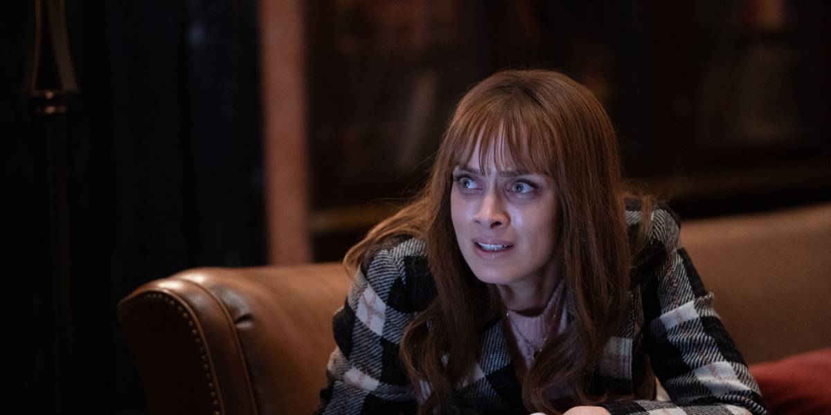 Batwoman: Beth Reacts to Her Post-Crisis Reality in New Photos