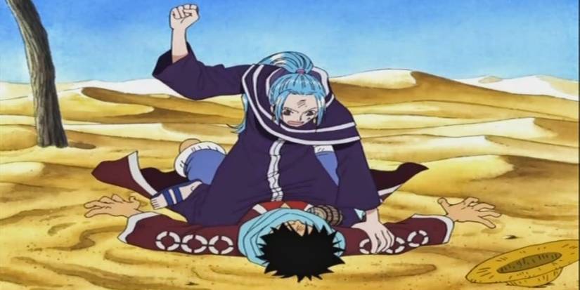 Vivi Nefertari se penche sur Monkey D. Luffy et se prépare à le gifler pendant l'Arc Alabasta de One Piece