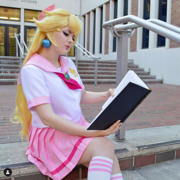 Princess peach cosplay ass
