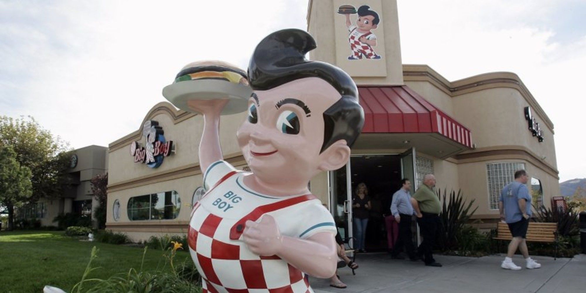 Bob's Big Boy Replaces Restaurant Chain's Mascot With a Girl Meet Dolly