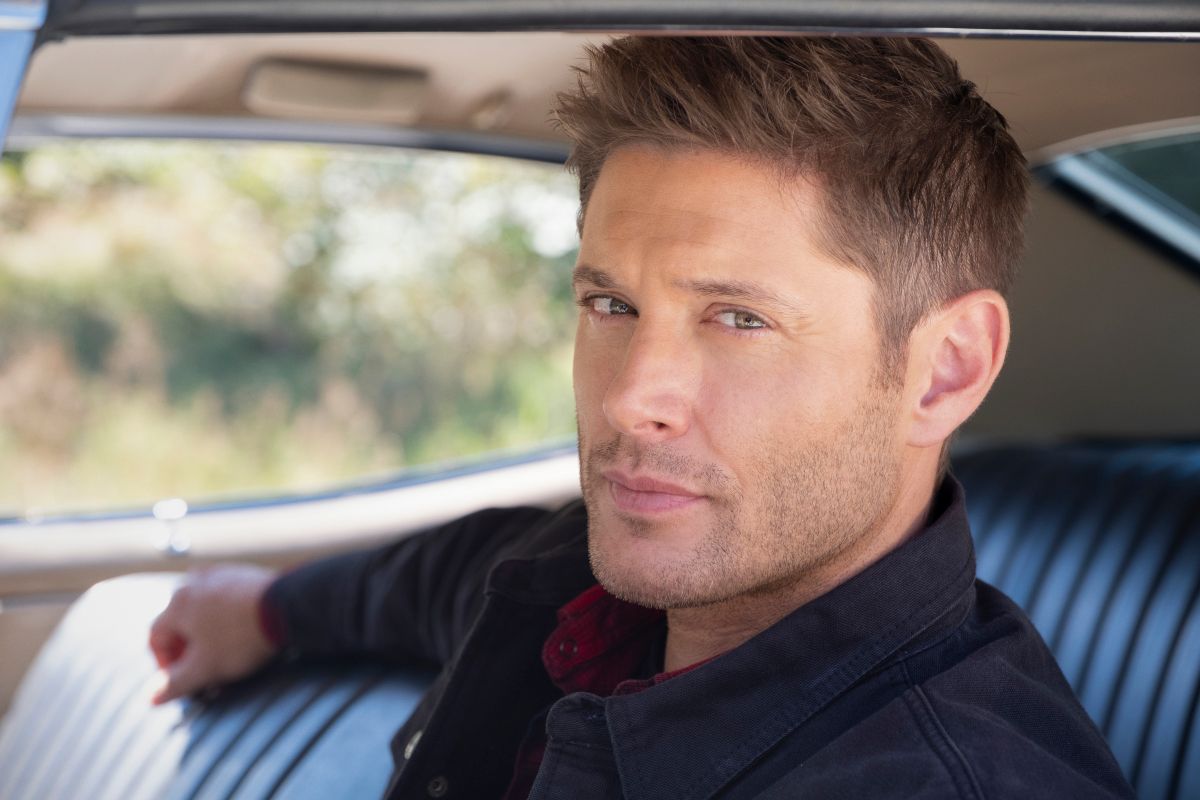 Supernatural lança as primeiras fotos do final da série 1 Supernatural - "Carry On" - Número da imagem: SN1520D_BTS_0461r.jpg - Na foto (LR): Nos bastidores com Jensen Ackles - Foto: Robert Falconer / The CW - © 2020 The CW Network, LLC. Todos os direitos reservados.
