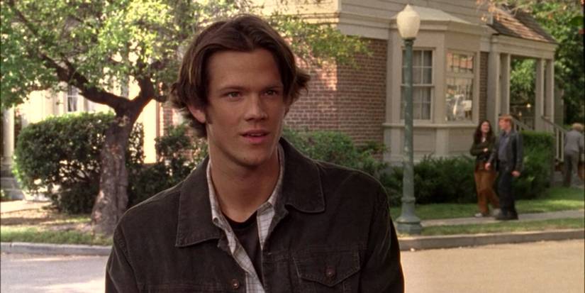 Jared Padalecki stands outside as Dean Forester in Gilmore Girls.