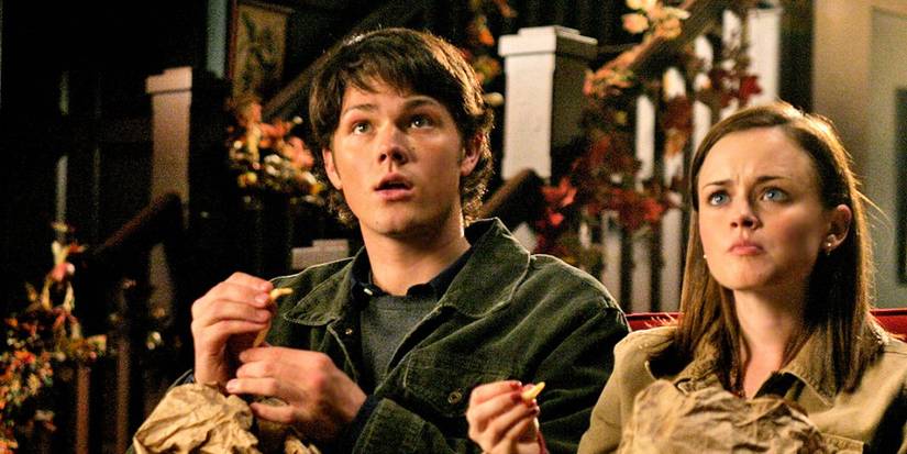Rory and Dean (Alexis Bledel and Jared Padalecki) sit and eat on Gilmore Girls.