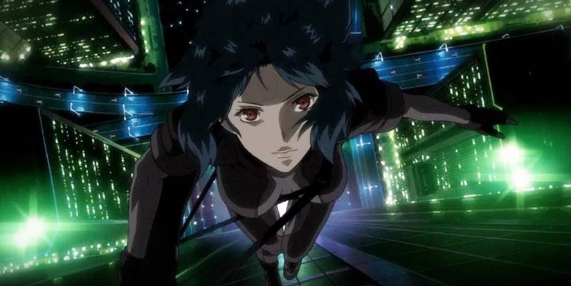 Motoko Kusanagi tombe avec style dans Ghost in the Shell : Stand Alone Complex.
