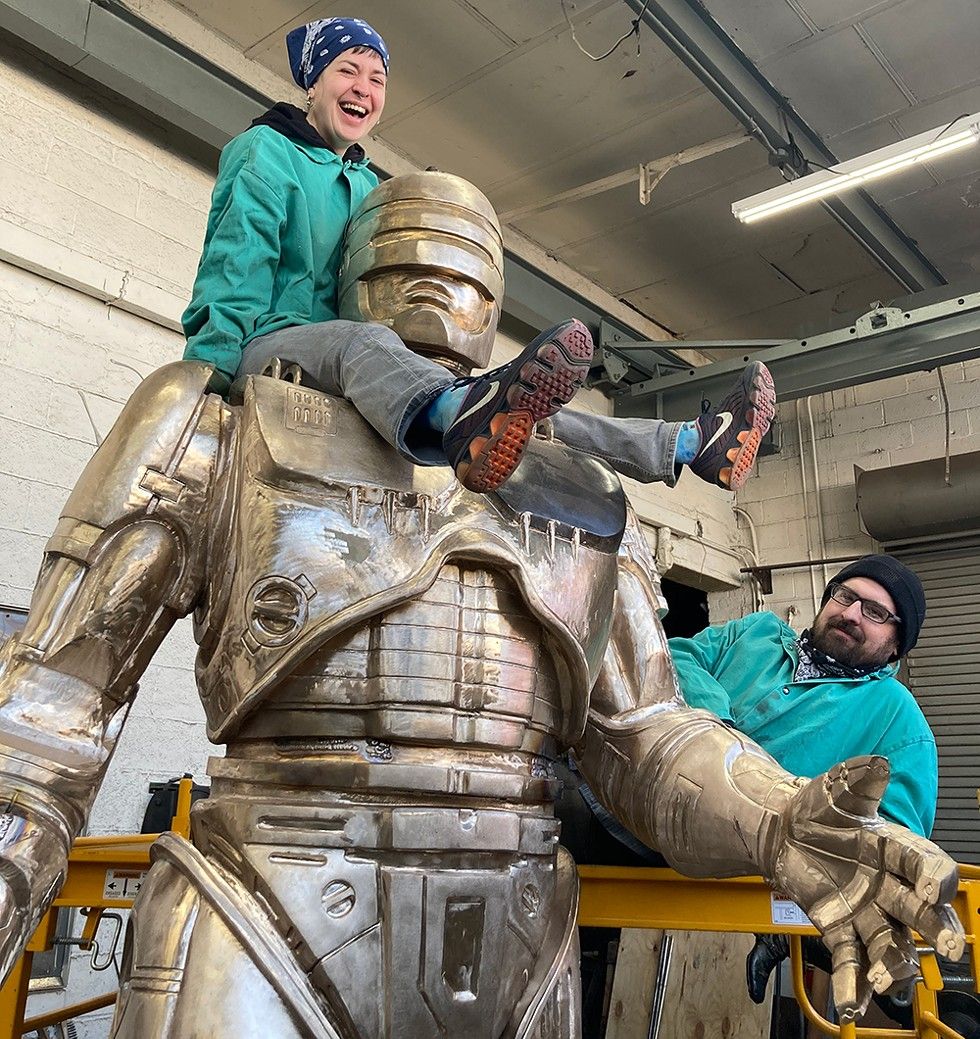 A estátua do Robocop financiada por crowdfunding em Detroit está concluída - É ENORME 1