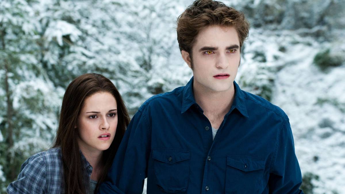 Kristen Stewart's Bella and Robert Pattinson's Edward standing in the snow in Twilight: Eclipse