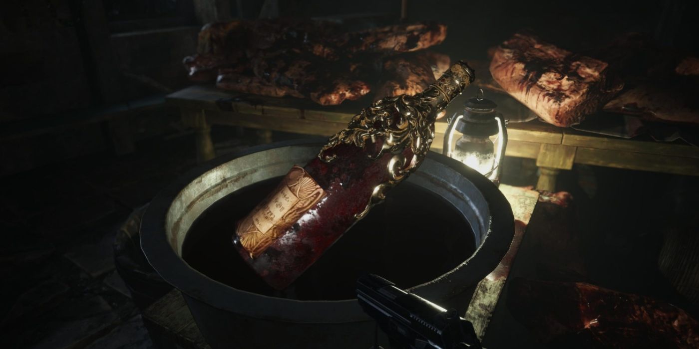 Garrafa de vinho em uma panela ao lado de uma lanterna em Resident Evil Village