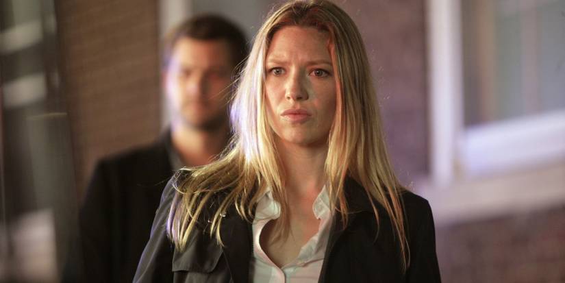 Anna Torv as Olivia Dunham on Fringe with Joshua Jackson in the background