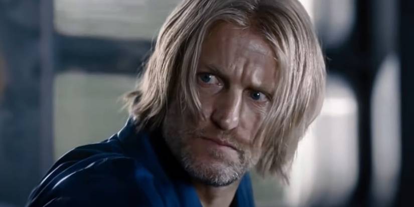 Haymitch Abernathy, played by actor Woody Harrelson, looking at Katniss intensely in The Hunger Games.