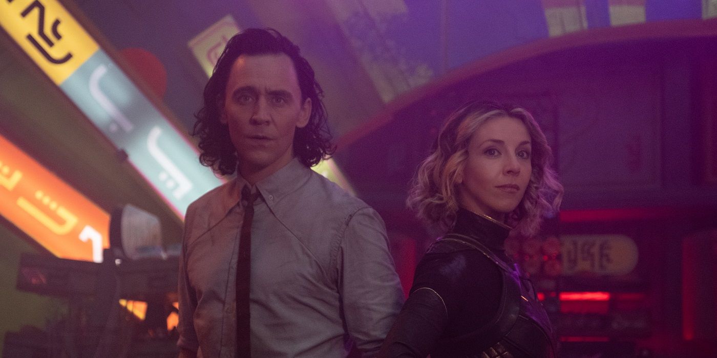 Loki e Sylvie com expressão séria enquanto estão juntos na série Loki do Disney Plus