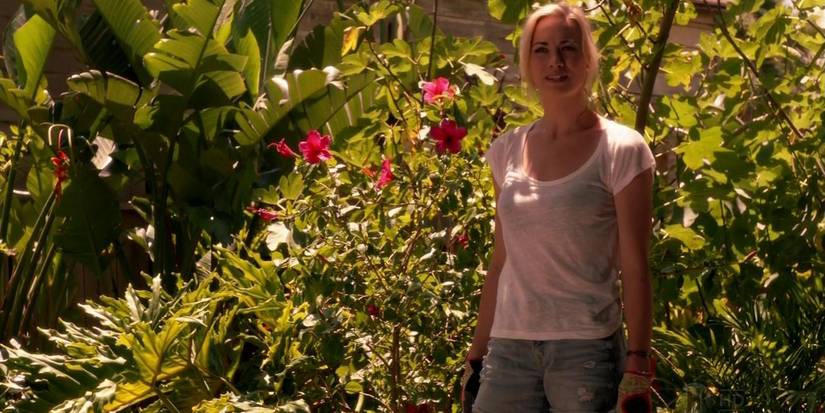 Television Dexter Yvonne Strahovski As Hannah McKay Garden
