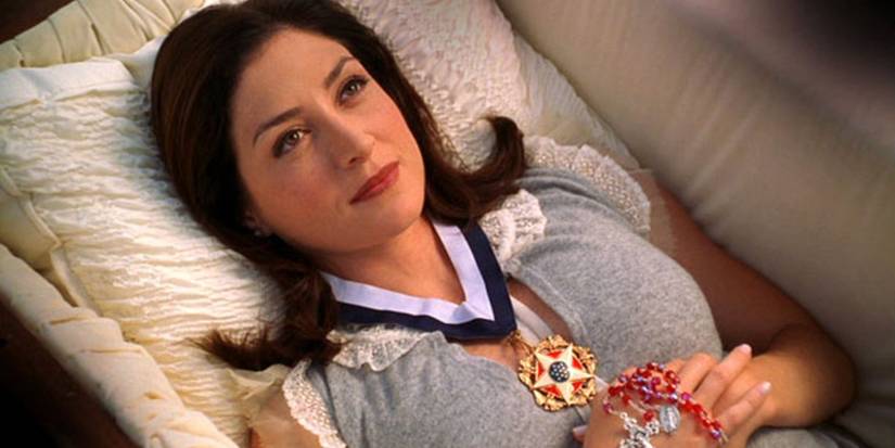 Kate (portrayed by Sasha Alexander) lying in a casket on NCIS