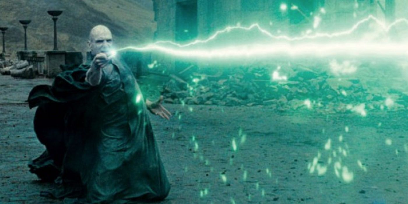 Voldemort escala Avada Kedavra em Harry Potter.