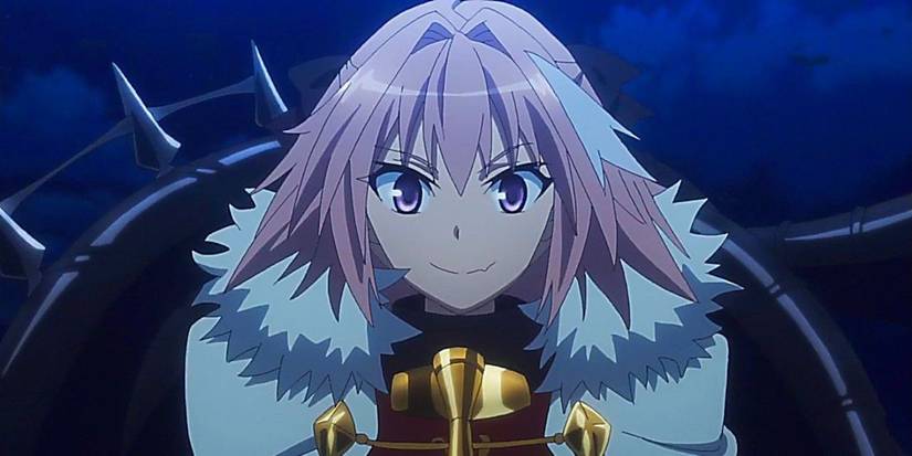 Astolfo de Fate/Apocrypha souriant contre le ciel nocturne sombre