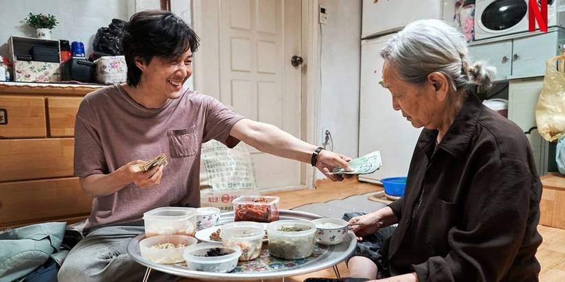 Gi-hun and his mother having dinner in Squid Game