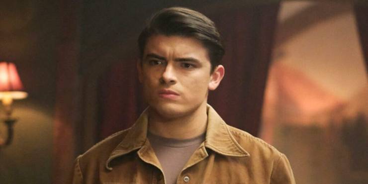 8. Michael Consuelos Plays Young Mark Consuelos Mark Consuelos plays the villainous character of Hiram Lodge in the hit show Riverdale. But, throughout the seasons, there have been several flashback episodes in which a younger Lodge was shown. That younger Lodge was Mark’s son, Michael Consuelos.