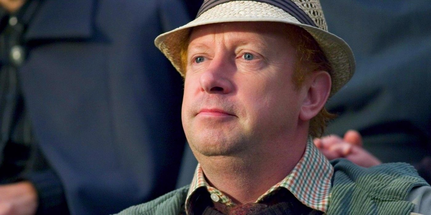 Arthur Weasley olhando para algo em Harry Potter.