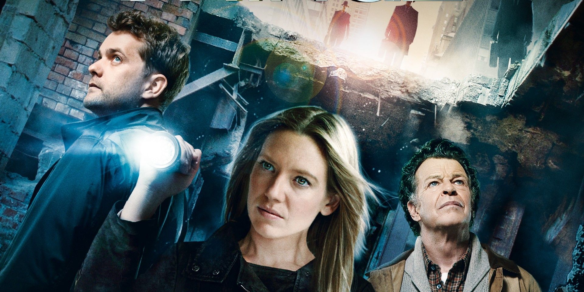 A agente Olivia Dunham, o cientista Walter Bishop e Peter Bishop em investigação no laboratório de Fringe