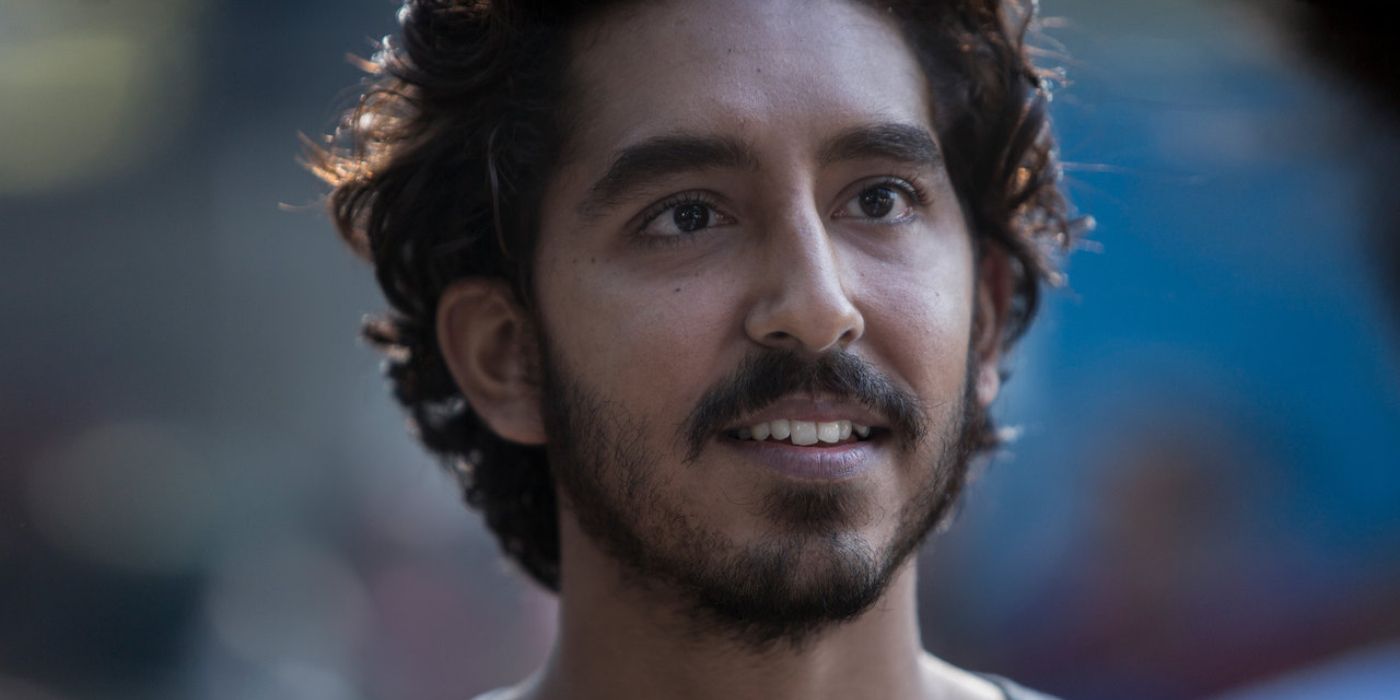 Personagem de Dev Patel sorri em Lion