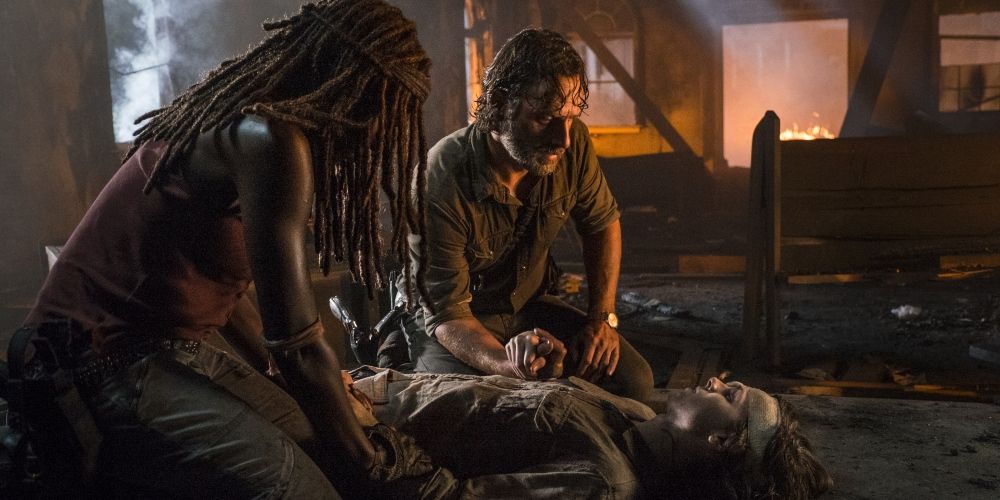 Carl Grimes (Chandler Riggs) morre nos braços de Rick (Andrew Lincoln) e Michonne (Danai Gurira) em The Walking Dead