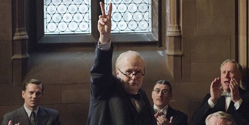 Gary Oldman como Winston Churchill hace la señal de la victoria en Darkest Hour.