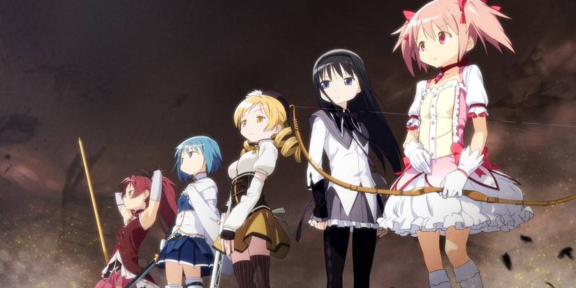 Pemeran utama serial anime Puella Magi Madoka Magica memegang senjata.