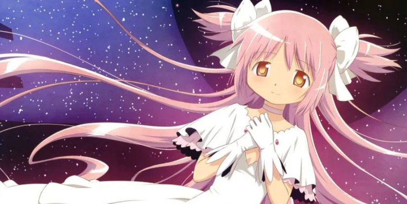 Madoka Kaname de Puella Magi Madoka Magica sourit avec les mains jointes au-dessus de son cœur