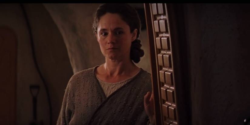 Shmi Skywalker stands by her door in Star Wars The Phantom Menace