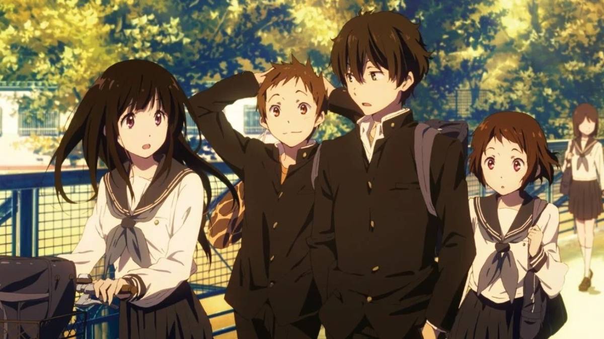 Karakter anime Hyouka berjalan di sepanjang pagar dengan seragam sekolah.