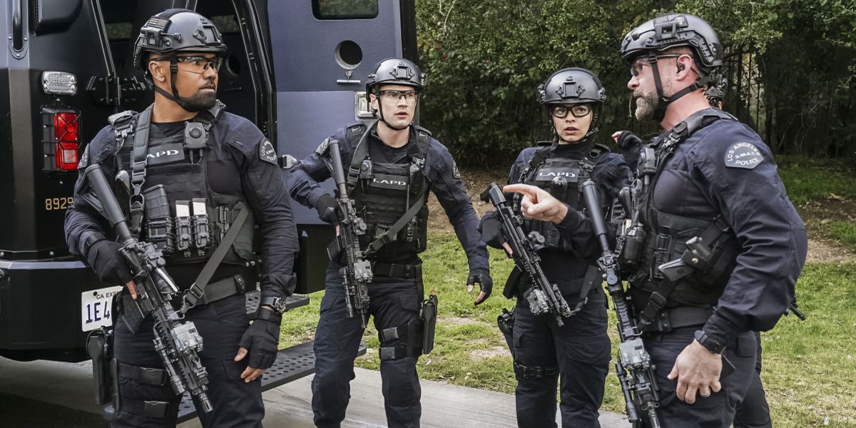 Shemar Moore's Daniel Harrelson with the S.W.A.T Cast in tactical gear