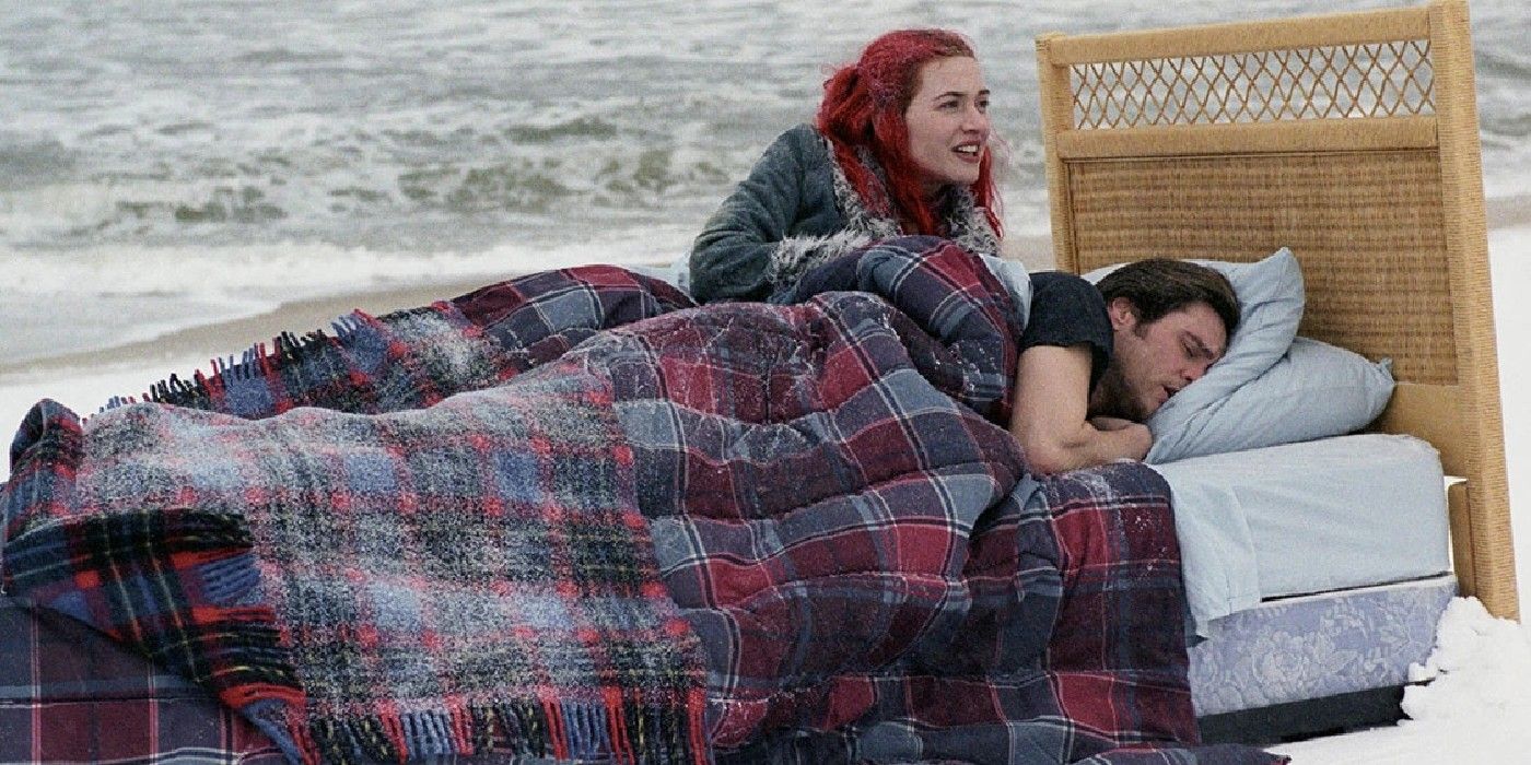 Joel e Clementine acordam na praia em Brilho Eterno de uma Mente Sem Lembranças.