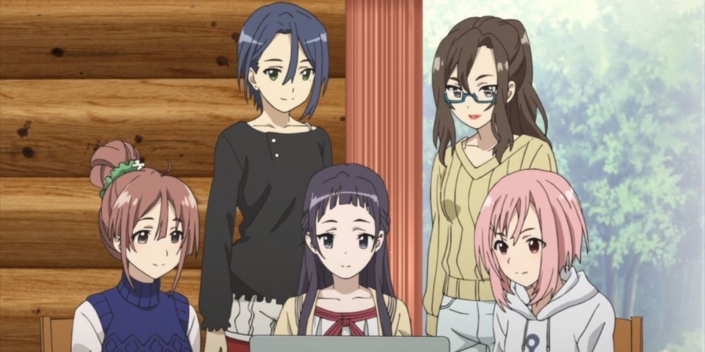 Maki, Sanae, Shiori, Ririko and Yoshino are sitting around planning a computer in Sakura Quest.