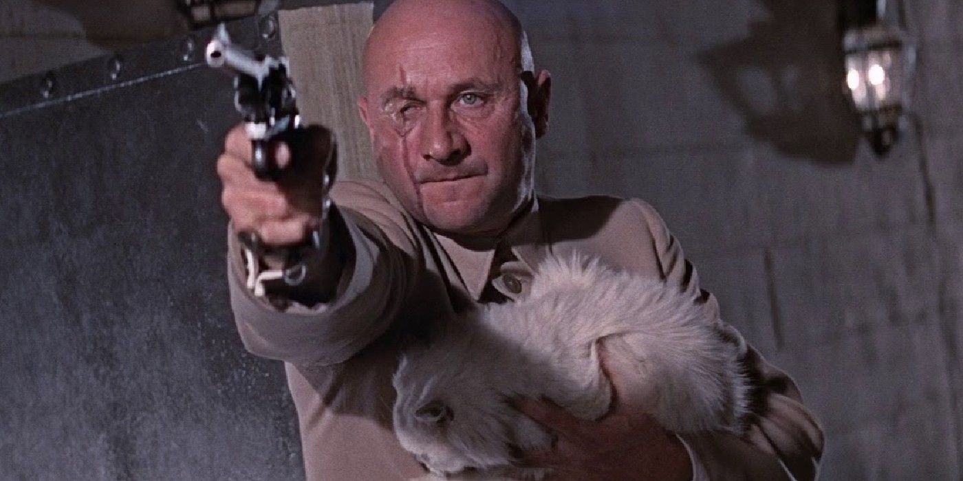 Blofeld atira em Bond em você só vive duas vezes.