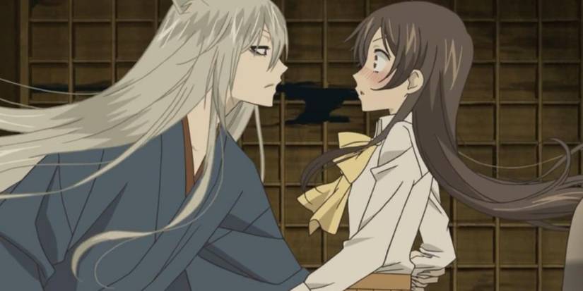 Tomoe leaning in toward Nanami in the anime Kamisama Kiss.
