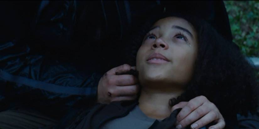 Rue (Amandla Stenberg) dies in Katniss (Jennifer Lawrence)'s arms in The Hunger Games.