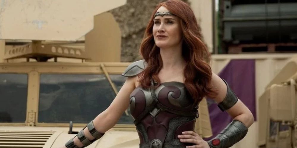 Queen Maeve ao lado de um veículo militar em The Boys