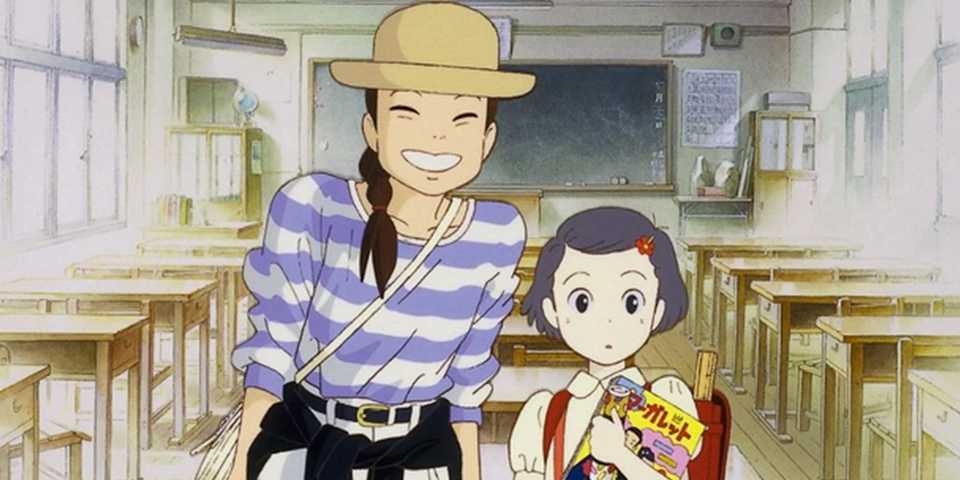 Taeko Okajima dewasa dari Only Yesterday tersenyum di samping dirinya saat masih kecil di dalam kelas.