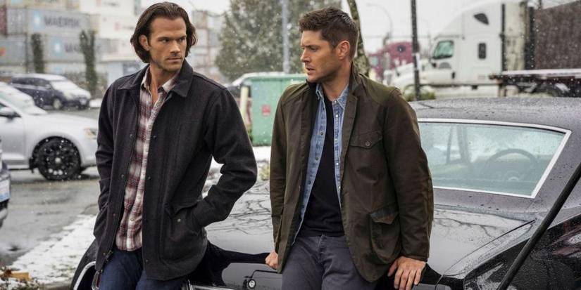 Supernatural still featuring Sam and Dean Winchester leaning against a car.