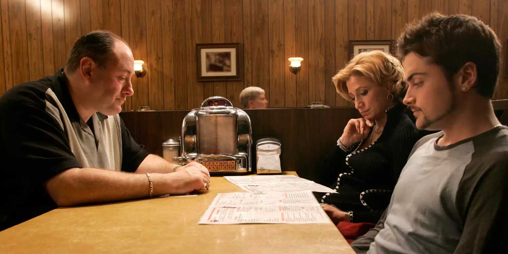 La familia Soprano espera en un restaurante en el final de la serie Los Soprano