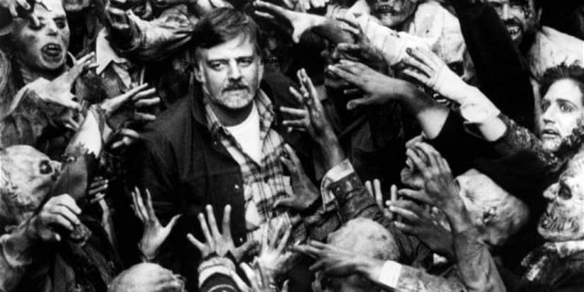 George Romero e o filme de Resident Evil que nunca aconteceu A história do cinema está repleta de projetos ambiciosos que nunca chegaram às telas. Entre eles, poucos despertam tanta curiosidade quanto o filme de Resident Evil que quase foi dirigido por George A. Romero, o mestre do terror responsável por moldar o gênero dos zumbis. George-Romero-resident-evil